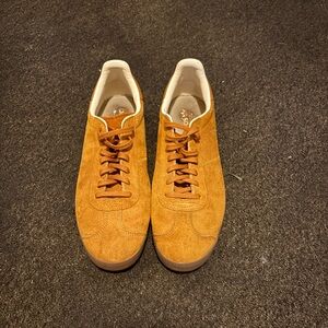 Gazelle adidas size 11! Beautiful suede!